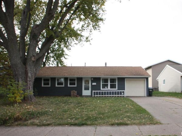 2334 N FAIRMOUNT Street, Davenport, IA 52804
