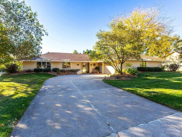 1005 W 58TH Street, Davenport, IA 52806