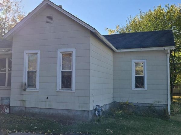 229 8TH Avenue, Clinton, IA 52732