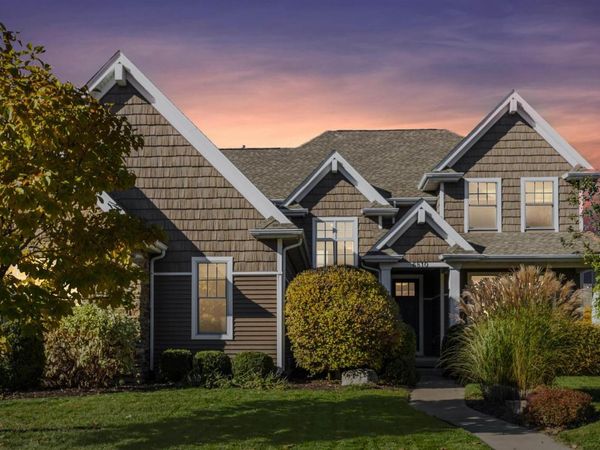 6810 SPRING CREEK Drive, Bettendorf, IA 52722