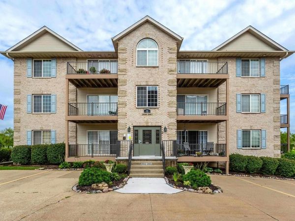 2960 HOLIDAY Court, Unit 11, Bettendorf, IA 52722