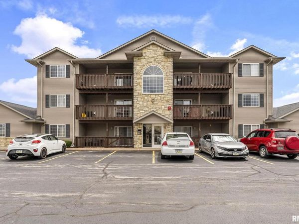 3215 S 16TH Avenue, Unit 201, Eldridge, IA 52748