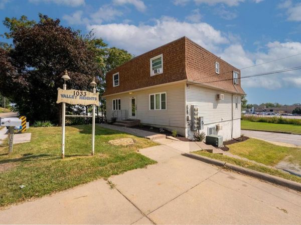 1033 VALLEY Drive, Riverdale, IA 52722