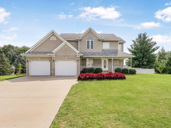 2582 CANTERBURY RD, Muscatine, IA 52761
