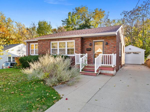 818 WOODLAWN AVE, Muscatine, IA 52761