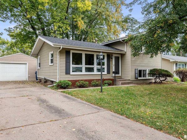 2625 Holly Drive, Bettendorf, IA 52722