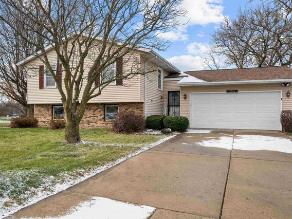 2206 N PIONEER Street, Davenport, IA 52804