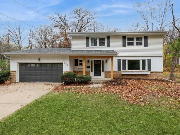 908 6TH Street, Bettendorf, IA 52722