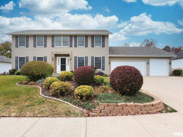604 STAGECOACH Trail, Le Claire, IA 52753