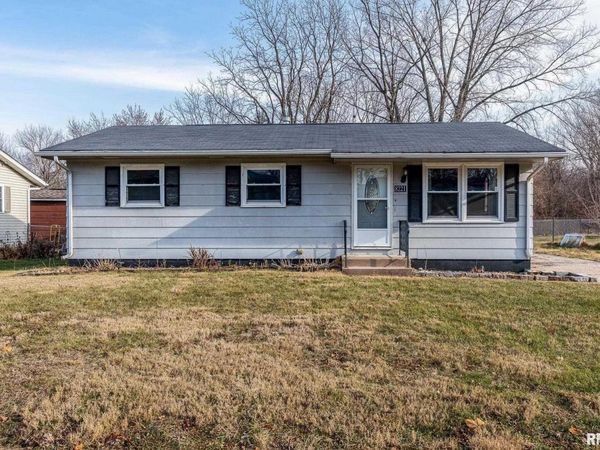 8221 9TH Street W, Rock Island, IL 61201