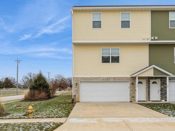 701 COX Court, Le Claire, IA 52753