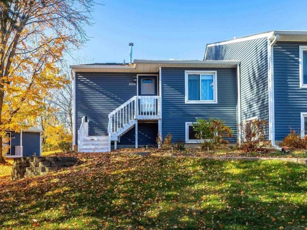 3374 N WILLOW Court, Bettendorf, IA 52722