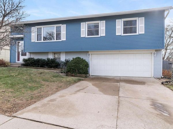 2923 CAMBRIDGE Drive, Bettendorf, IA 52722