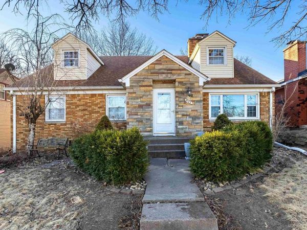 927 W CENTRAL PARK Avenue, Davenport, IA 52804