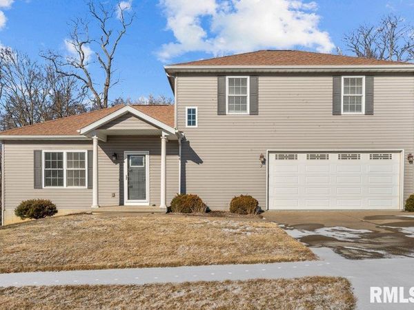 9 OAKLEY Drive, Le Claire, IA 52753