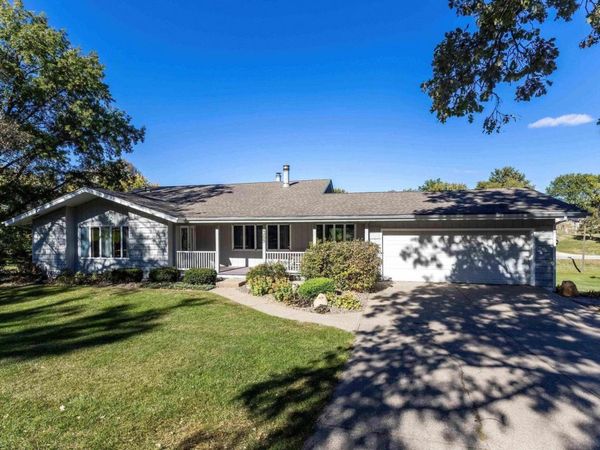 309 S PIONEER Drive, Long Grove, IA 52756