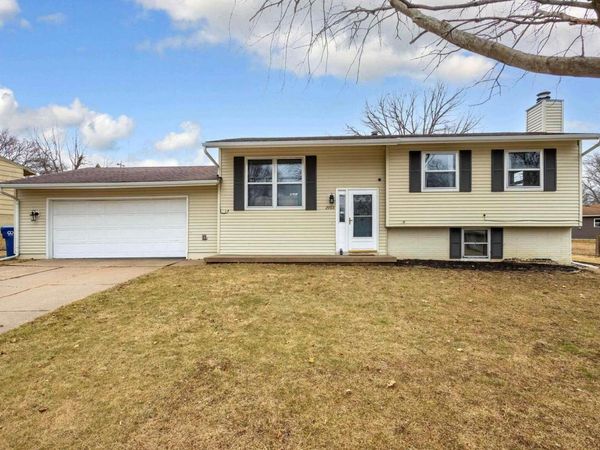 2903 SUNBURST Court, Bettendorf, IA 52722