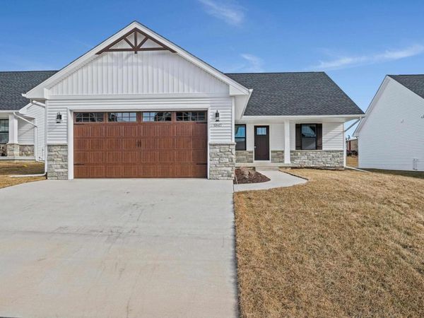 6847 Genesis Way, Bettendorf, IA 52722