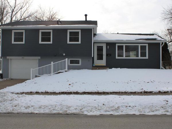 1805 SUTTON Place, Bettendorf, IA 52722