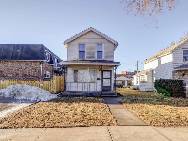 223 3RD Avenue S, Clinton, IA 52732