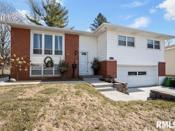 3521 GREENBRIER Drive, Bettendorf, IA 52722