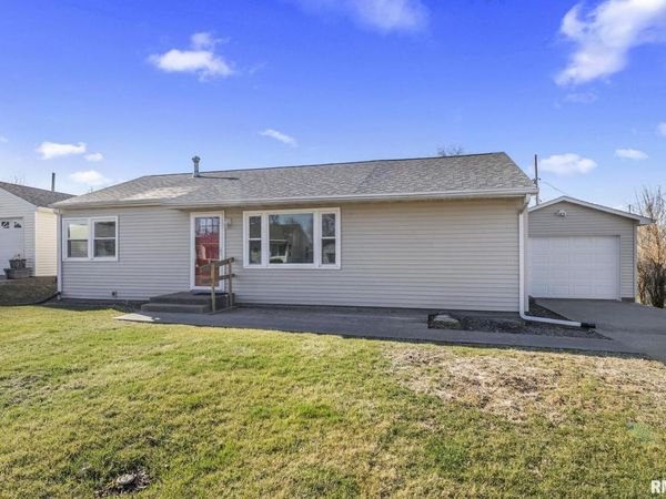 2 JACQUELINE Drive, Muscatine, IA 52761