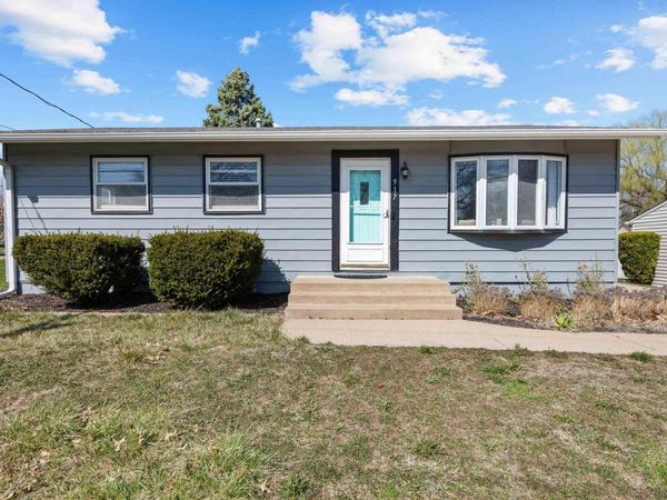 917 WISCONSIN Street, Le Claire, IA 52753