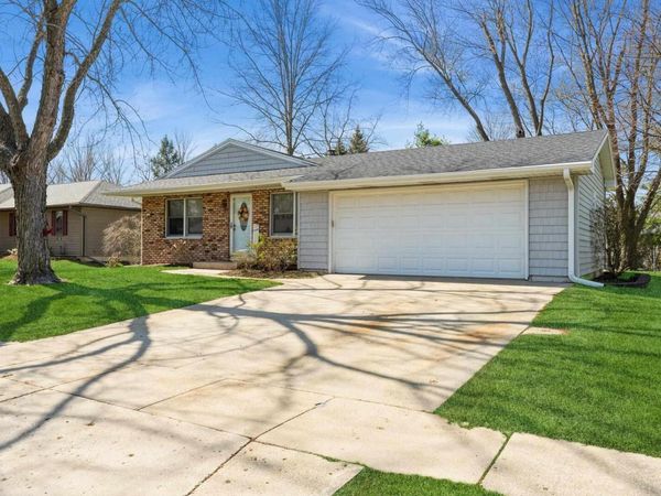 923 BROOKVIEW Drive, Dewitt, IA 52742
