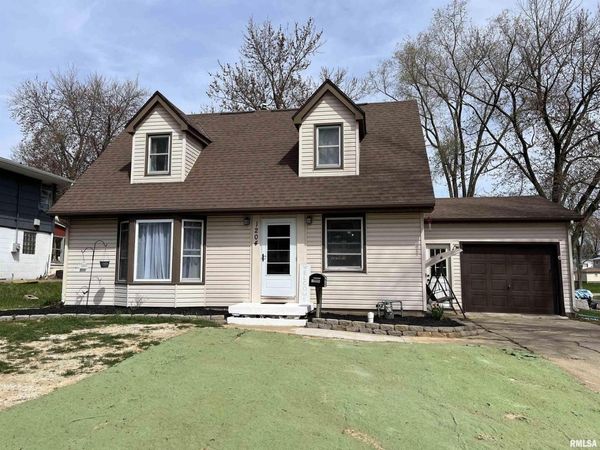 1204 4TH Avenue N, Clinton, IA 52732