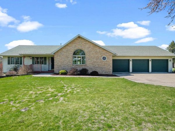 23 E TIMBERLINE Drive, Blue Grass, IA 52726