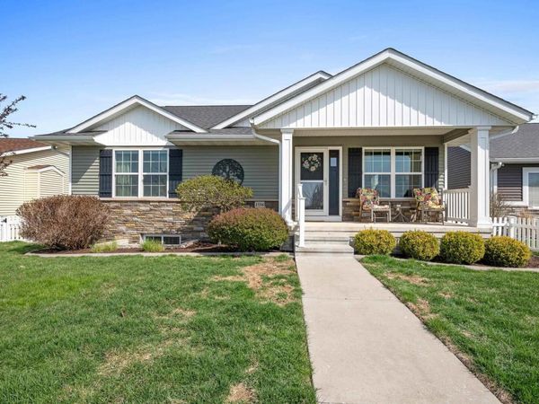 1556 PARKVIEW Lane, Davenport, IA 52807