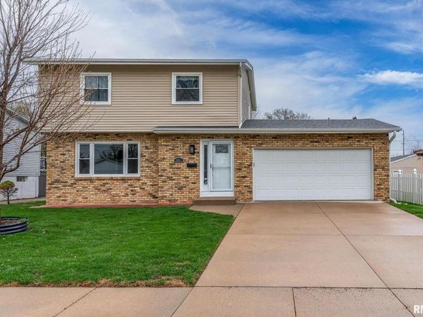 3841 GREENBRIER Drive, Bettendorf, IA 52722