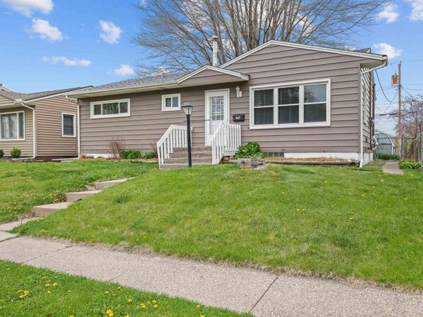 2924 OAK Street, Bettendorf, IA 52722