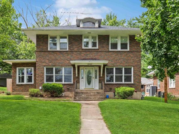 1520 S BLUFF Boulevard, Clinton, IA 52732