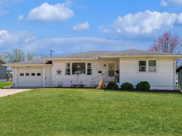 1129 6TH Avenue N, Clinton, IA 52732