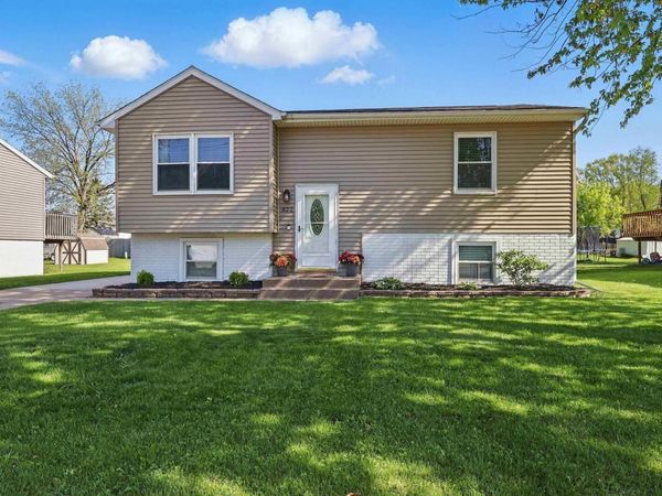822 W DONAHUE Street, Eldridge, IA 52748