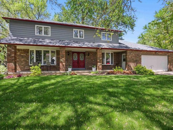 4890 HEATHERSTONE Road, Bettendorf, IA 52722