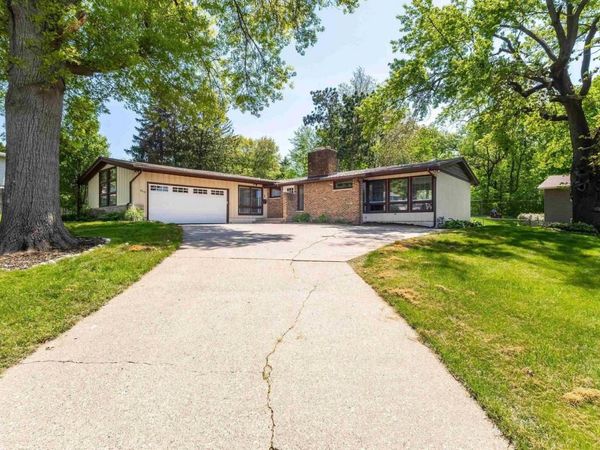 2515 HARMONY Drive, Bettendorf, IA 52722