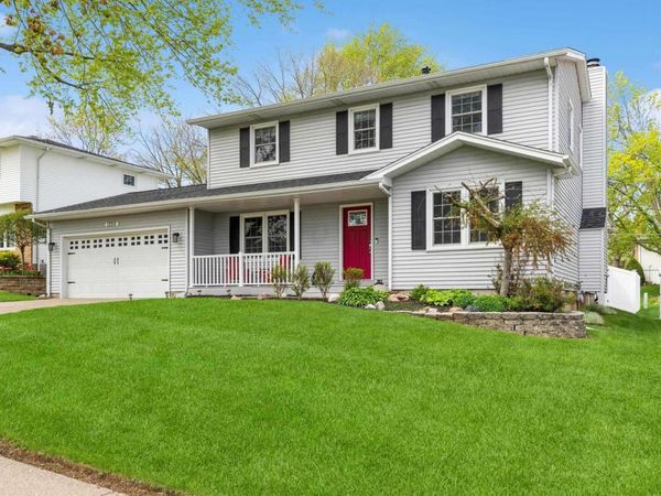 1220 PINE HILL Road, Bettendorf, IA 52722
