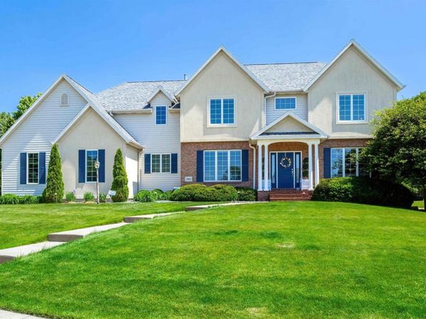 2083 LUNDY Lane, Bettendorf, IA 52722