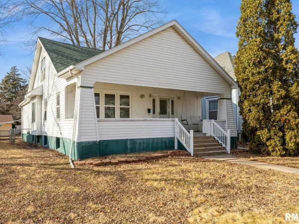 1104 PERSHING Boulevard, Clinton, IA 52732