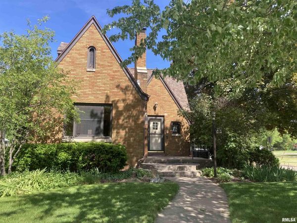 2556 30TH Street, Moline, IL 61265