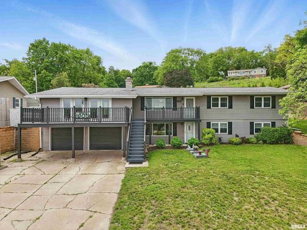 21704 283RD Avenue, Le Claire, IA 52753