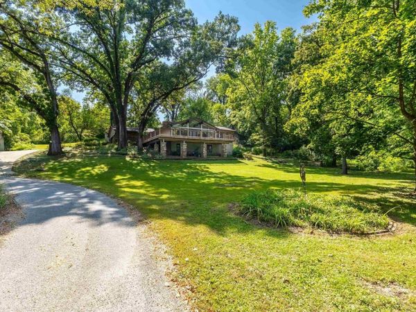 47 W TIMBERLINE Drive, Blue Grass, IA 52726