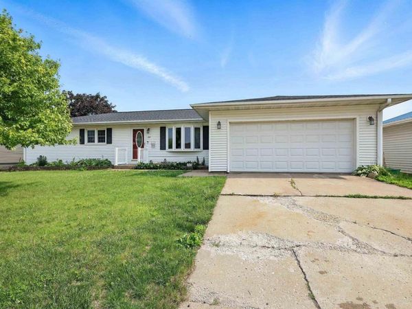 343 W MEADOW Lane, Walcott, IA 52773
