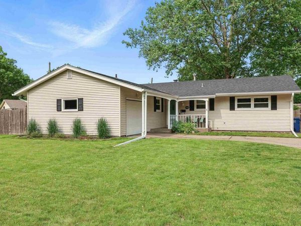 1718 ELMWOOD Lane, Bettendorf, IA 52722