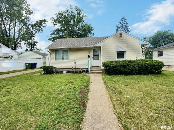 1324 GRANDVIEW Drive, Clinton, IA 52732