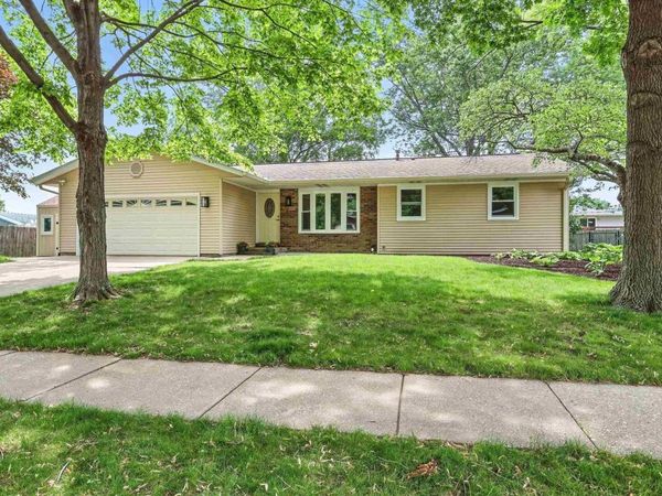 3610 TAM-O-SHANTER Drive, Bettendorf, IA 52722