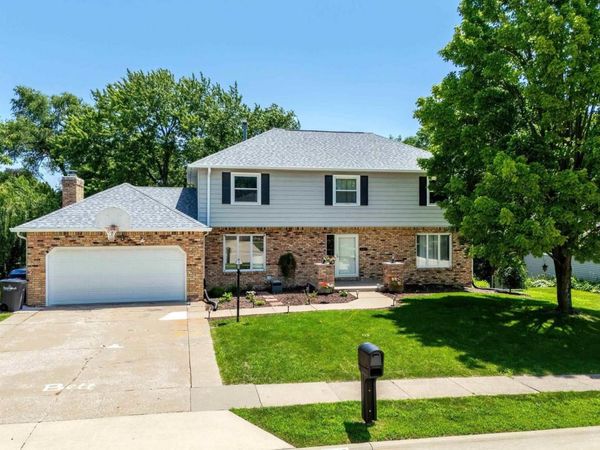 4345 AMESBURY Drive, Bettendorf, IA 52722
