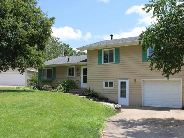 2809 HILLSIDE Court, Bettendorf, IA 52722